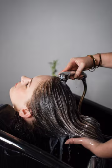 Lavagem de cabelo em salão de beleza